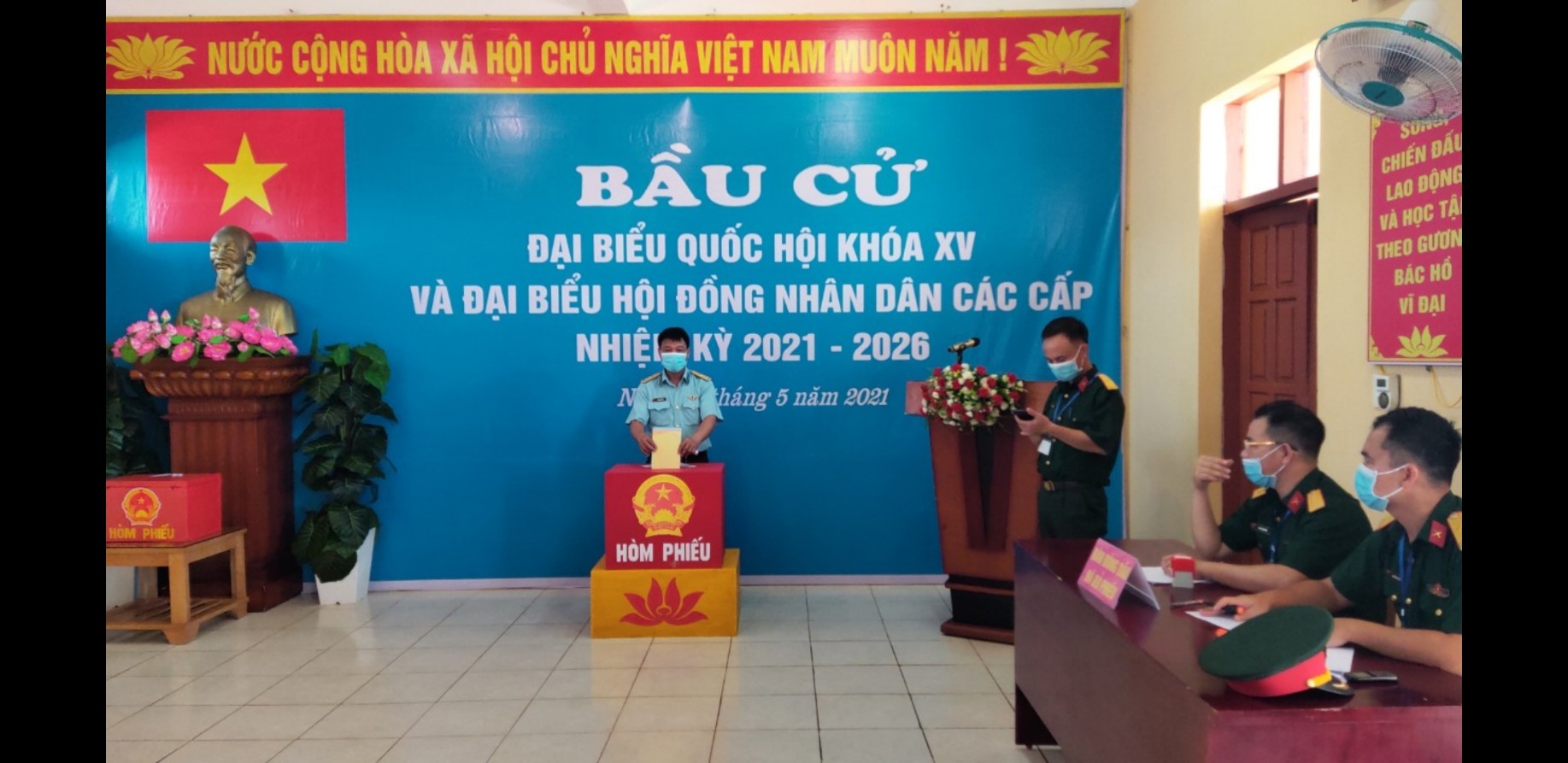 Bộ đội Phòng không-Không quân bầu cử sớm trên đảo Bạch Long Vĩ